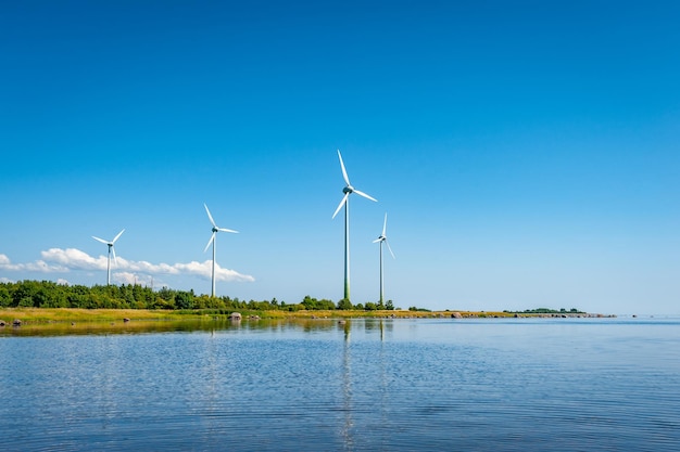 Turbina wiatrowa na zewnątrz z ochroną słońca i błękitnego nieba oraz koncepcją zrównoważonej energii