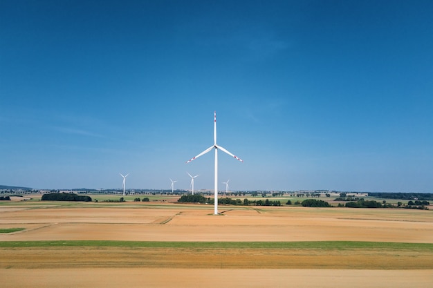 Turbina Wiatrowa W Polu W Letni Dzień Obrotowy Generator Wiatrowy