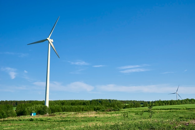 Turbina wiatrowa w tej dziedzinie. Koncepcja energii wiatru. Energia odnawialna dla ochrony klimatu