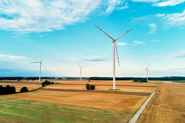 Turbina wiatrowa w terenie. Koncepcja energii wiatrowej