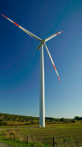 Zdjęcie turbina wiatrowa z pięknym niebieskim niebem. eoliche, prąd. portoscuso, południowa sardynia