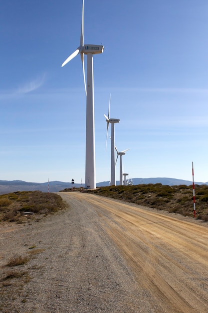 Zdjęcie turbiny wiatrowe na górzystym przegrodzie wytwarzające energię elektryczną siłą wiatru