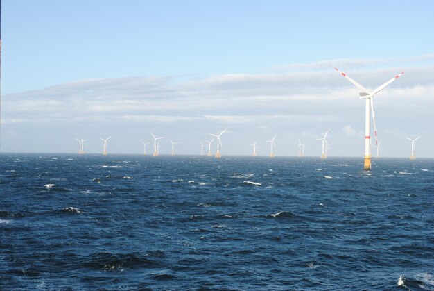 Zdjęcie turbiny wiatrowe na morzu przeciwko niebu