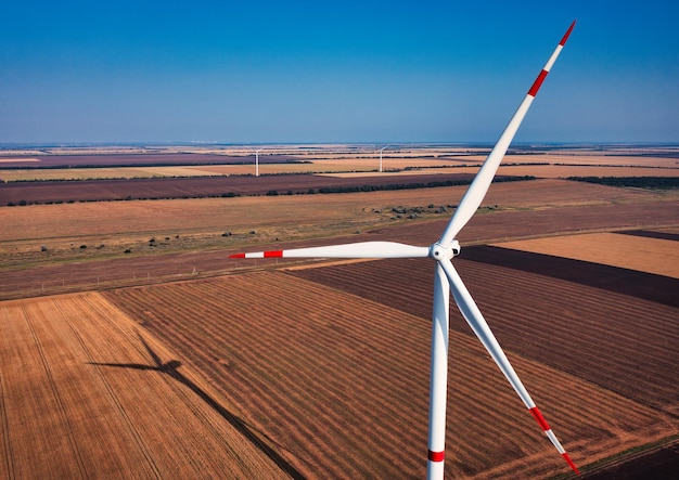 Turbiny wiatrowe na płaskim terenie Panorama Zielona energia