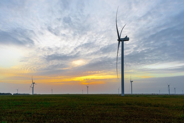 Turbiny wiatrowe o wschodzie słońca o poranku alternatywne ekologiczne źródła energii