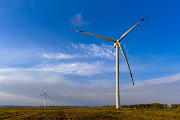 Turbiny wiatrowe o wschodzie słońca rano alternatywne ekologiczne źródła energii generator wiatrowy