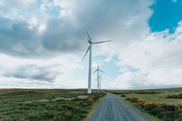 Turbiny Wiatrowe Wiatrak Energia na łonie natury, w super słoneczny dzień, z kopią przestrzeni i dużą ilością powietrza