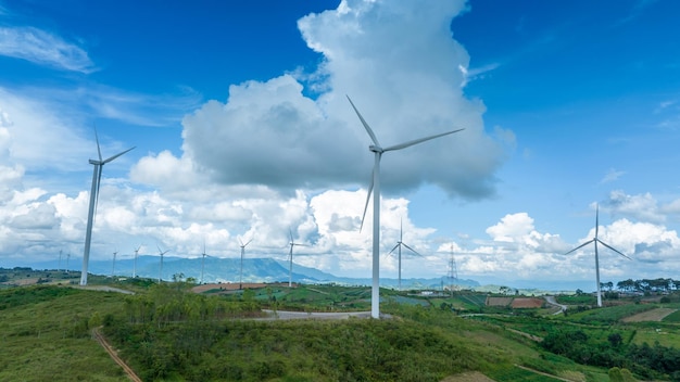 Turbiny wiatrowe Wiatrak Farma energetyczna Wiatrak na błękitnym niebie podpuchnięte chmury