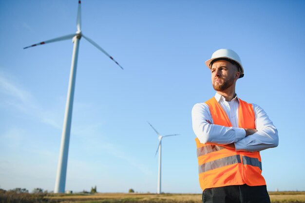 Turbiny wiatrowe wytwarzające energię elektryczną. koncepcja oszczędzania energii.