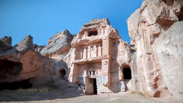 Turcja Achiksaray, przedmieście Nevsehir. Starożytne ruiny kościołów wykutych w piaszczystych skałach. Kapadocja, Turcja