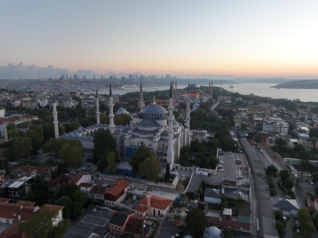 Turcja Istanbul Sultanahmet obszar z Błękitnym Meczetem i Hagia Sophia z Złotym Rógem i mostem Bosforu w tle o wschodzie słońca