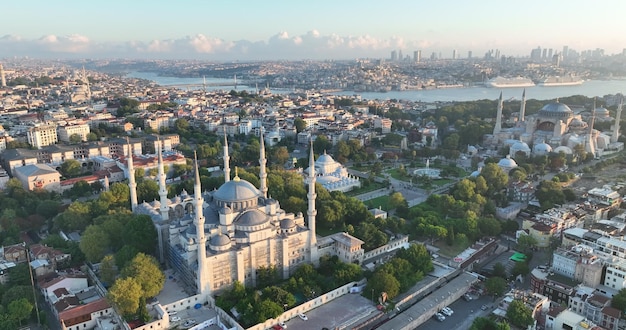 Turcja Istanbul Sultanahmet obszar z Błękitnym Meczetem i Hagia Sophia z Złotym Rógem i mostem Bosforu w tle o wschodzie słońca