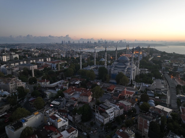 Turcja Istanbul Sultanahmet obszar z Błękitnym Meczetem i Hagia Sophia z Złotym Rógem i mostem Bosforu w tle o wschodzie słońca