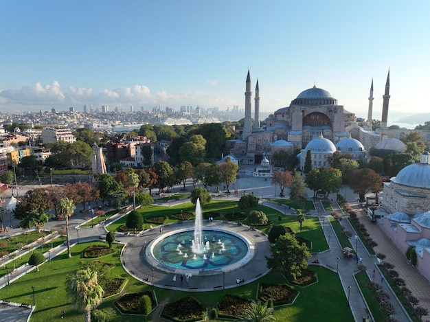 Turcja Istanbul Sultanahmet z Błękitnym Meczetem i Hagia Sophia z Złotym Rógem na tle przy wschodzie słońca