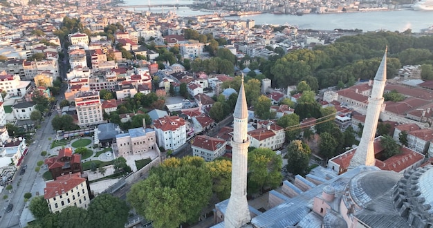Turcja Istanbul Sultanahmet z Błękitnym Meczetem i Hagia Sophia z Złotym Rógem na tle przy wschodzie słońca