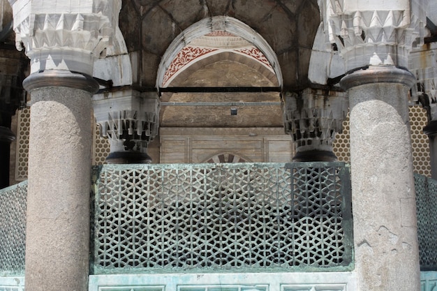 Zdjęcie turcka sztuka osmańska z geometrycznymi wzorami na metalu
