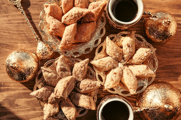 Tureccy cukierki z kawą na drewnianym stole