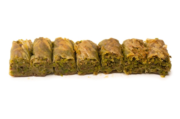 Turecka baklava pistacjowa odizolowana na białym tle