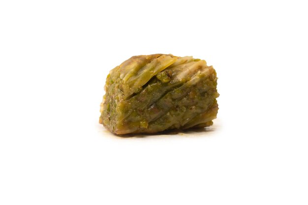 Turecka baklava pistacjowa odizolowana na białym tle