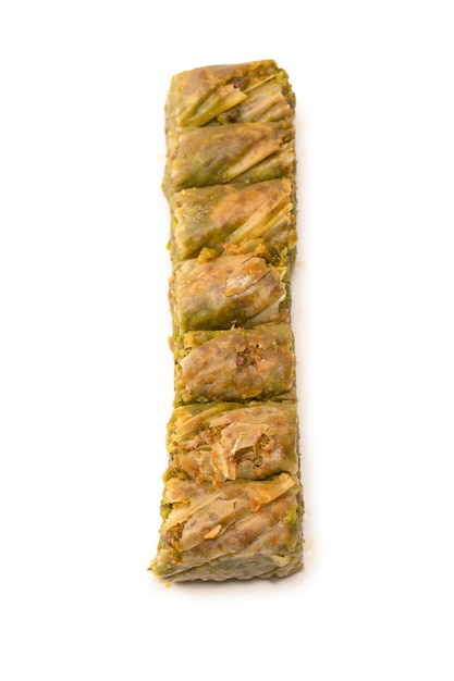 Turecka baklava pistacjowa odizolowana na białym tle