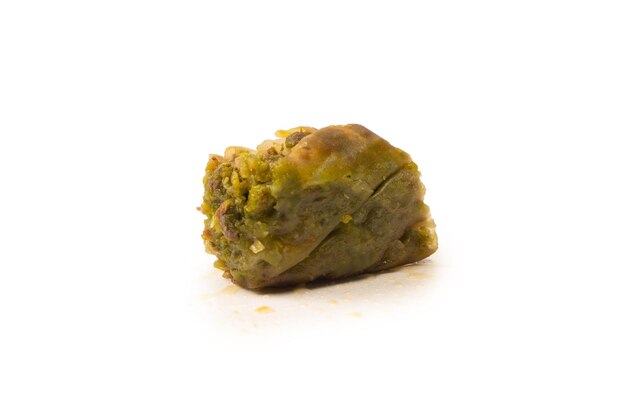 Turecka baklava pistacjowa odizolowana na białym tle