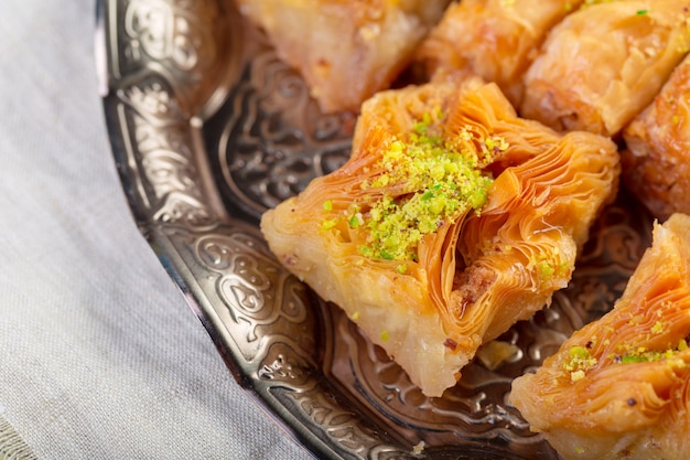 Turecka Cukierki Baklava I Metal Orientalna Taca Na Drewnianym Tle