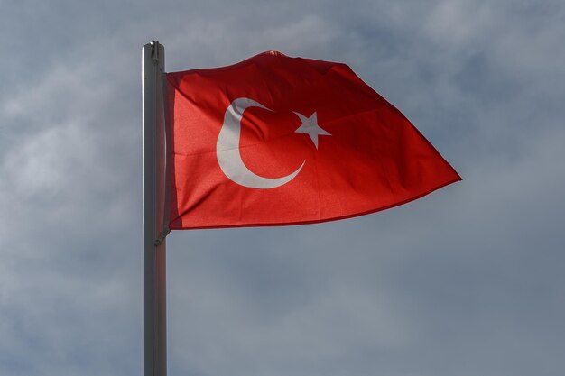 Turecka flaga na tle nieba w słoneczny zimowy dzień 12