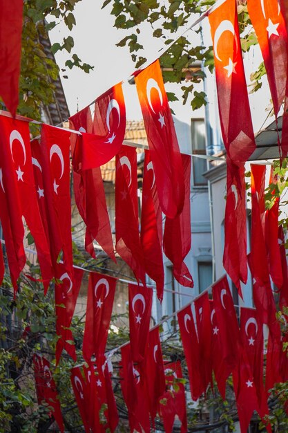 Zdjęcie turecka flaga narodowa wisi na słupie na linie na ulicy na świeżym powietrzu