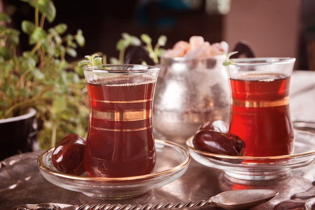 Turecka herbata w tradycyjnych szklanych kubkach na tacy