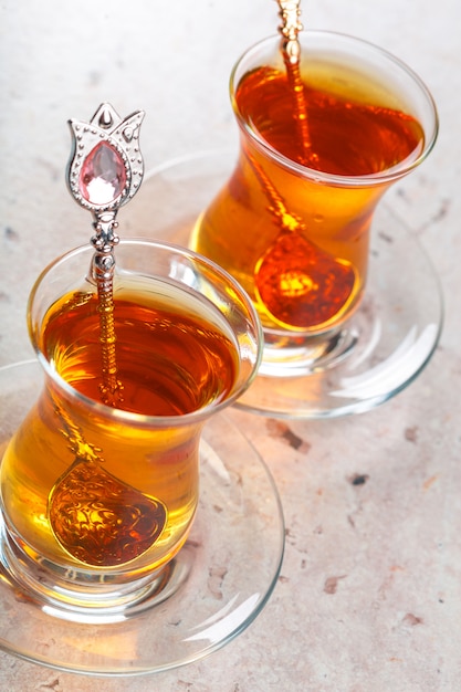 Zdjęcie turecka herbata w tradycyjnym szkle