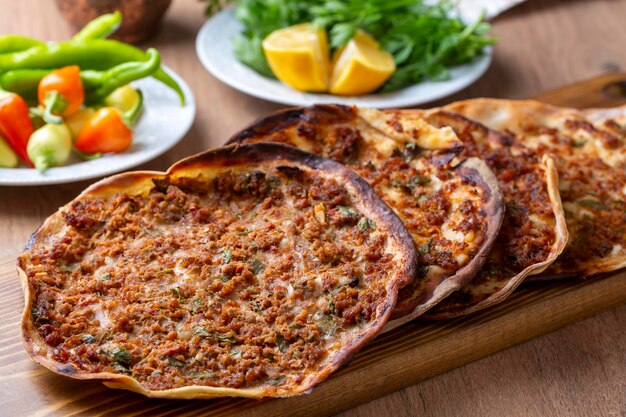 Zdjęcie turecka mini pizza lahmacun adana lahmacun