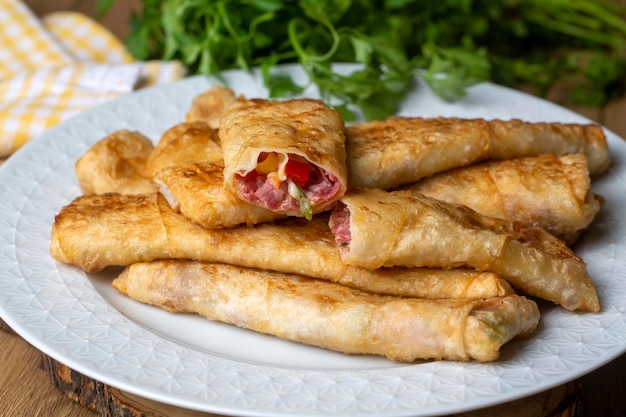 Turecka Pacanga Boregi z pastirma (pastrami) i serem cheddar (stopiony). - Pastirmali Borek