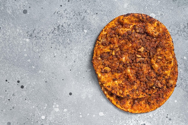 Turecka pizza lahmacun na stole kuchennym Szare tło Widok z góry Kopiowanie miejsca