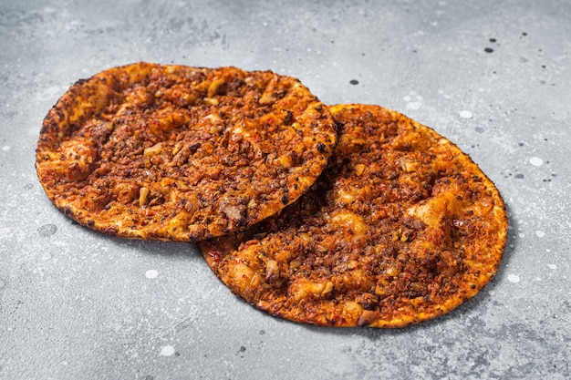 Turecka pizza lahmacun na stole kuchennym Szare tło Widok z góry