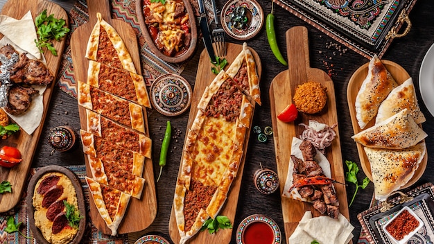 Turecka pizza Pita z innym nadzieniem.