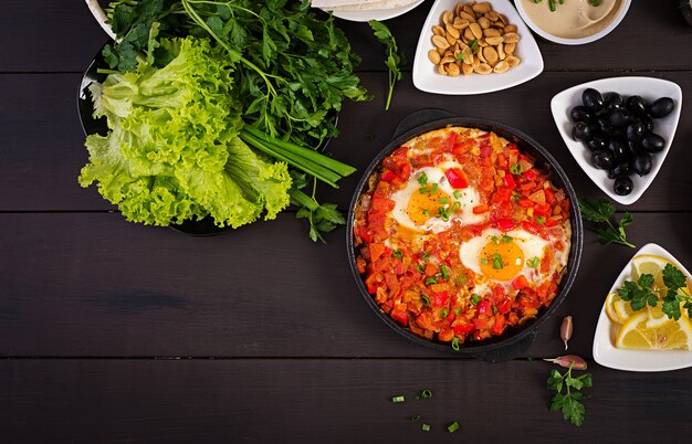 Turecka Shakshuka Z Oliwkami, Serem I Zieleniną