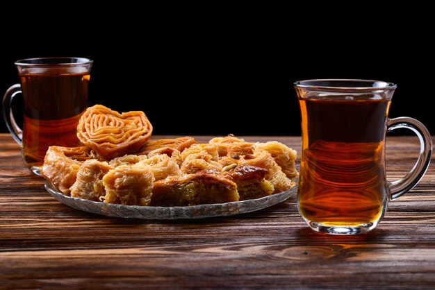 Turecka słodka baklava na talerzu z turecką herbatą.