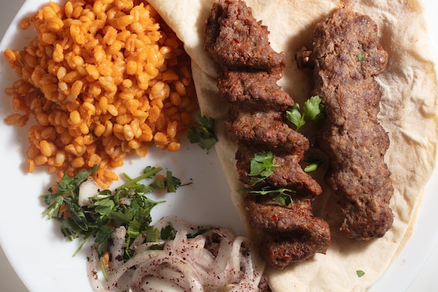 Turecki Adana Kebab z Warzywami na Talerzu