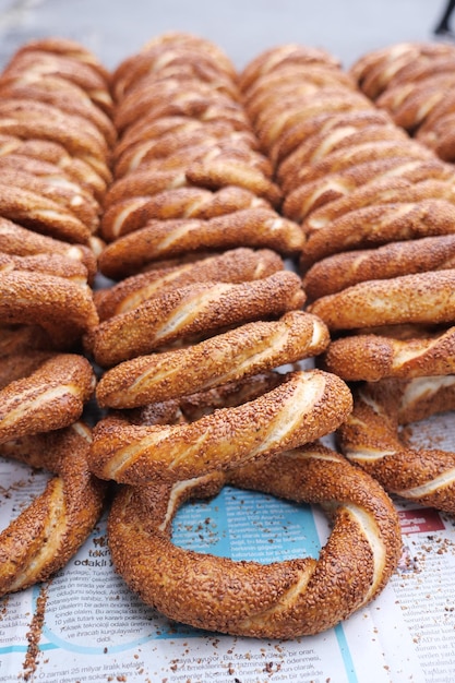 Zdjęcie turecki bagel simit na stole