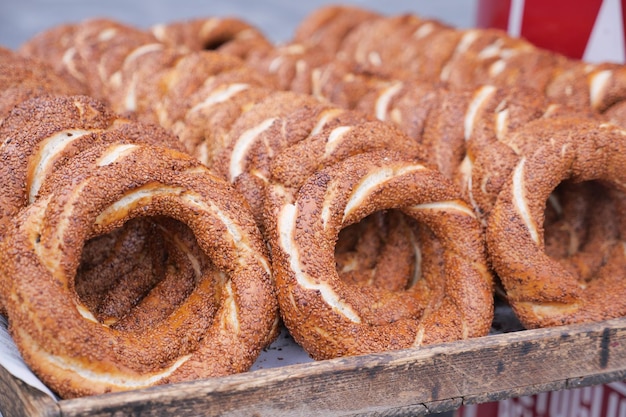 Turecki Bagel Simit sprzedaje na ulicy