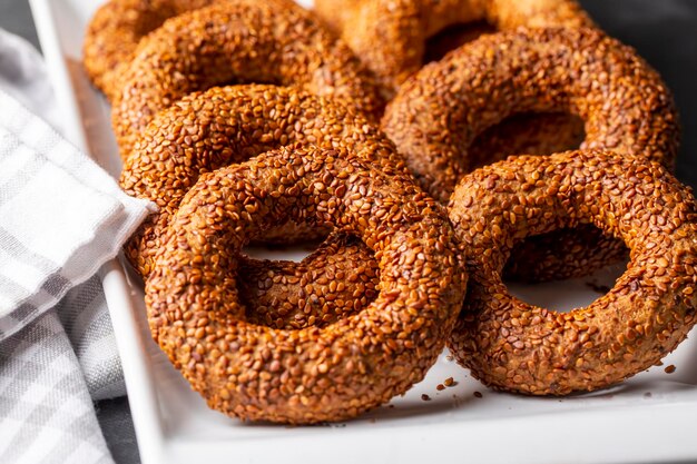 Turecki bagel z nasionami sezamu nazwa turecka Kandil simidi