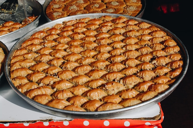 Turecki baklava deser w tacy na pokazie