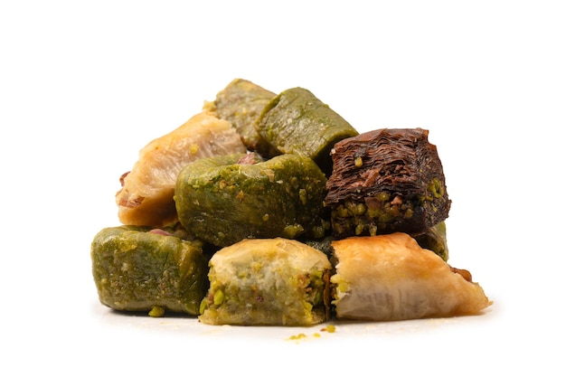 Turecki baklava pistacjowy wyizolowanych na bia?ym tle Odmiany tureckiej baklawy s?odkiej