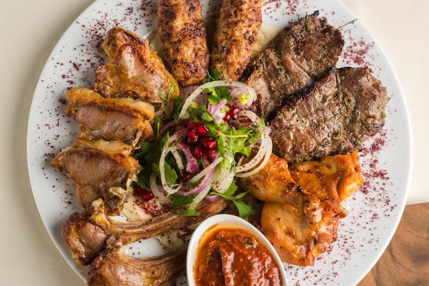 Turecki i arabski tradycyjny talerz Kebab. Świeże mięso gotowane w restauracji.