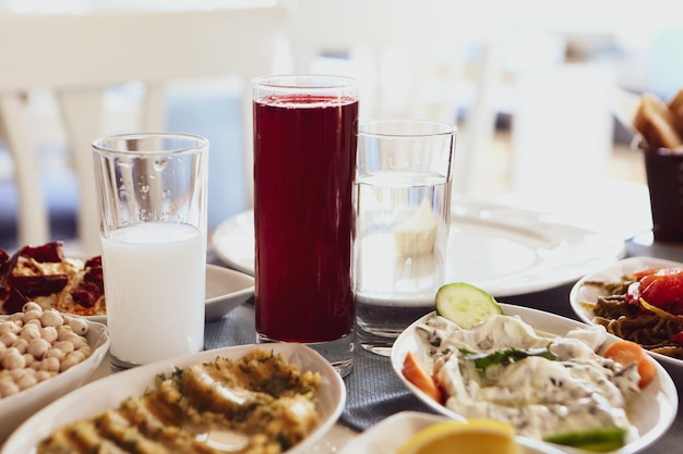 Turecki i grecki tradycyjny stół jadalny ze specjalnym napojem alkoholowym Raki Ouzo i tureckim Raki i