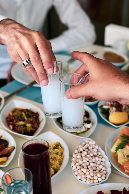 Turecki i grecki tradycyjny stół jadalny ze specjalnym napojem alkoholowym Raki Ouzo i tureckim Raki i