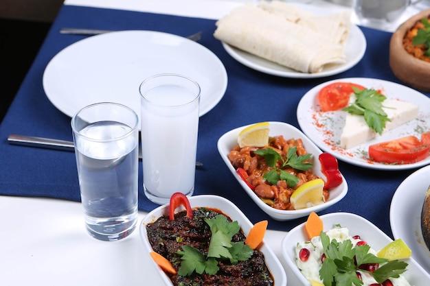 Turecki i grecki tradycyjny stół jadalny ze specjalnym napojem alkoholowym Raki Ouzo i tureckim Raki