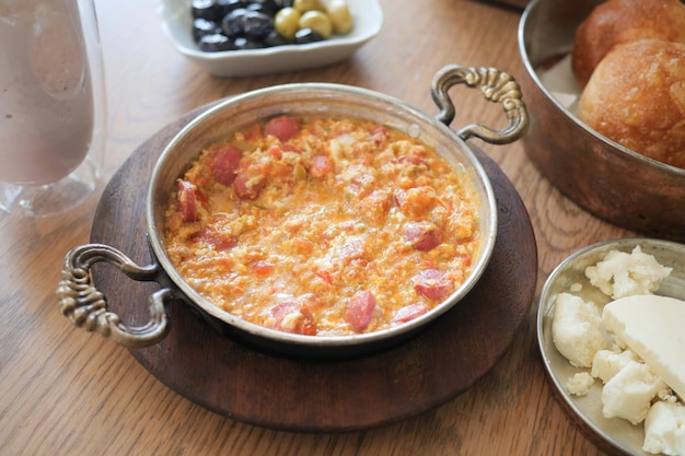 Turecki omlet menemen na patelni