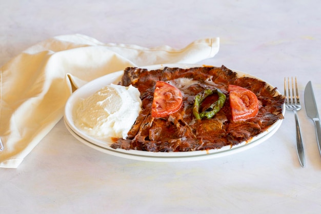 Turecki Tradycyjny Iskender Kebap Z Jogurtem