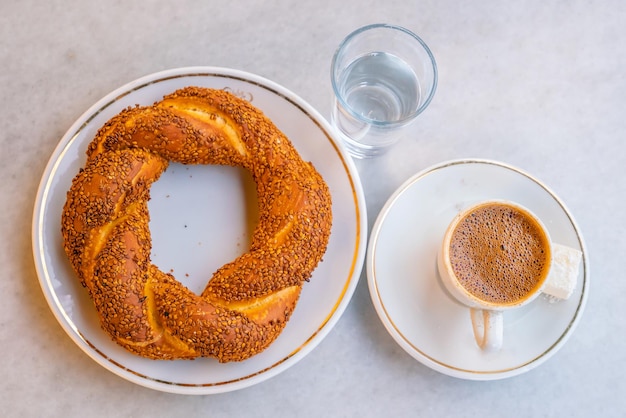 Zdjęcie turecki tradycyjny simit z bajgla z turecką kawą w stambule